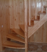 Namų vidaus mediniai laiptai. L formos laiptai. Medis uosis