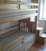 Medinė dviaukštė lova vaikams. Medis uosis. Su kopetėlėmis ir miegamojo stalčiais (DVL40)
