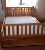 Dvigulė medinė miegamojo lova su kūdikio lovyte. Su patalynės stalčiais. Medis uosis (ML47)