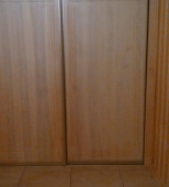 Stumdomos ant bėgelių medinės sieninės spintos durys