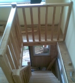 Namų vidaus mediniai laiptai. Tiesios formos laiptai. Medis uosis