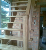 Namų vidaus mediniai laiptai. Tiesios formos laiptai. Medis uosis