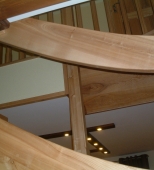 Namų vidaus mediniai laiptai. L formos laiptai. Medis uosis (L30)