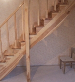 Namų vidaus mediniai laiptai. Tiesios formos laiptai. Medis uosis (L28)