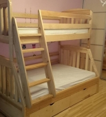 Medinė dviaukštė lova vaikams su kopetėlėmis ir miegamojo stalčiais (DVL23)