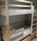 Medinė dviaukštė lova vaikams su kopetėlėmis ir miegamojo mechanizmu (DVL22)