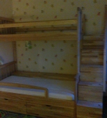 Dviaukštė medinė lova vaikams. Viengulė lova. Medis uosis. Su laipteliais (DVL30)