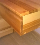 Dvigulė medinė miegamojo lova. Du patalynės stalčiai. Medis uosis (ML19)