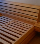 Dvigulė medinė miegamojo lova. Du patalynės stalčiai. Medis uosis (ML19)
