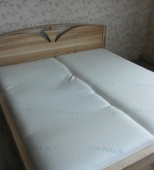 Dvigulė medinė miegamojo lova. Du patalynės stalčiai. Medis uosis (ML16)