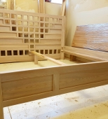 Gaminama: Dvigulė medinė miegamojo lova. Be patalynės stalčių. Medis uosis (ML58)