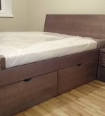 Dvigulė medinė miegamojo lova. Su patalynės stalčiais. Medis uosis (ML33)