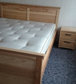 Dvigulė medinė miegamojo lova su naktiniais staliukais. Be patalynės stalčių. Medis uosis (ML45)