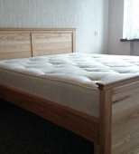 Dvigulė medinė miegamojo lova su naktiniais staliukais. Be patalynės stalčių. Medis uosis (ML45)