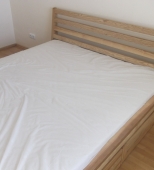 Dvigulė medinė miegamojo lova. Du patalynės stalčiai. Medis uosis (ML21)