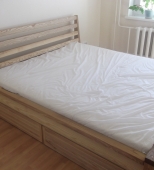 Dvigulė medinė miegamojo lova. Du patalynės stalčiai. Medis uosis (ML21)