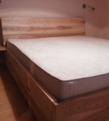 Dvigulė medinė miegamojo lova. Du patalynės stalčiai. Medis uosis (ML17)