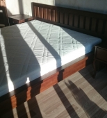 Dvigulė medinė miegamojo lova. Su patalynės stalčiais. Medis uosis (ML36)