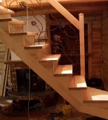 Namų vidaus mediniai laiptai. L formos laiptai. Medis uosis (L52)