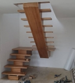 Namų vidaus mediniai laiptai. U formos laiptai. Medis uosis (L48)