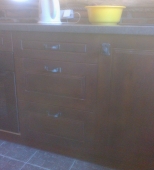 Kompaktiškas medinis virtuvės baldų komplektas