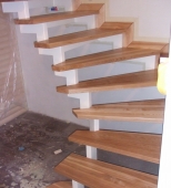 Namų vidaus mediniai laiptai. L formos laiptai. Medis uosis (L38)