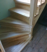 Namų vidaus mediniai laiptai. L formos laiptai. Medis uosis (L39)